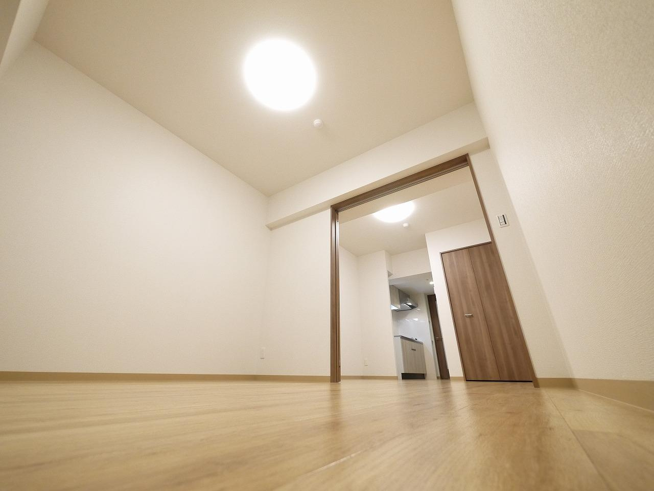 三条本町咲かすの居間・リビング|こちらの居間で趣味の時間をお楽しみください