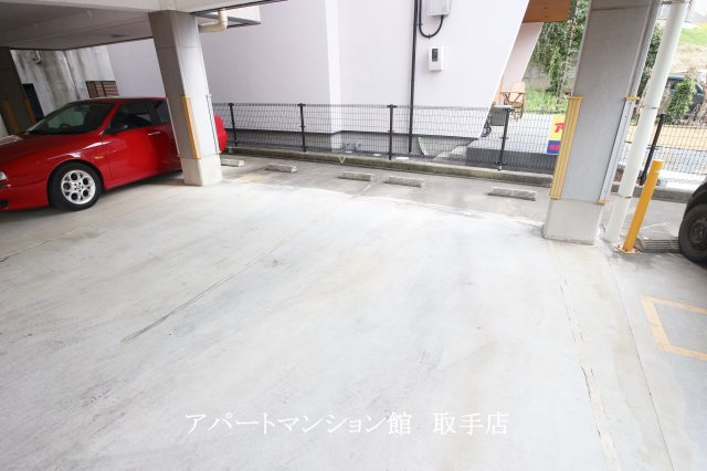 パシアンKATORIⅢの駐車場