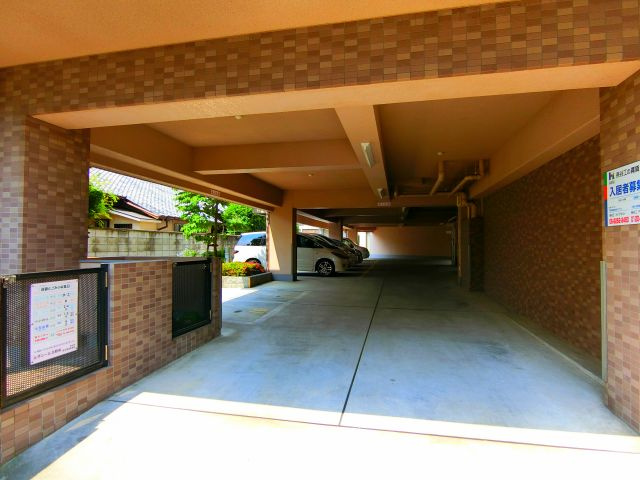 ルヴニール北野田の駐車場