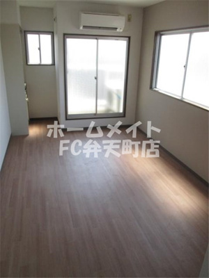 【居間・リビング】 | JPアパートメント港 | こちらのリビングで趣味の時間をお楽しみください