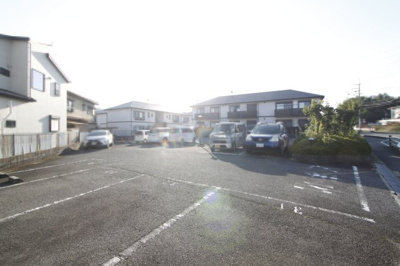 【駐車場】 | ローレルⅡＡ | 車をお持ちの方に嬉しい駐車場付きの物件です