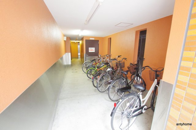 プレサンス梅田フロンティア　仲介手数料無料の駐車場