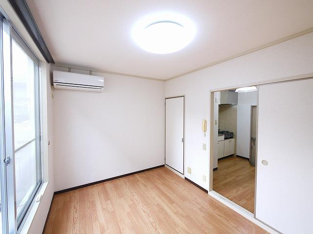 メゾン河合Bの寝室|ベッドを置いてゆっくりお休みください