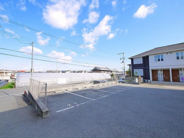 グレイスコートＤ・Ｅ・Ｆの駐車場|車をお持ちの方に嬉しい駐車場付きの物件です