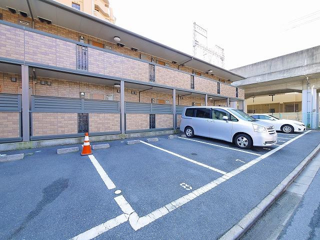 シンコーモナリエの駐車場|車をお持ちの方に嬉しい駐車場付きの物件です