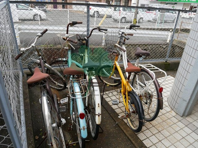 シャンテ八尋の駐車場