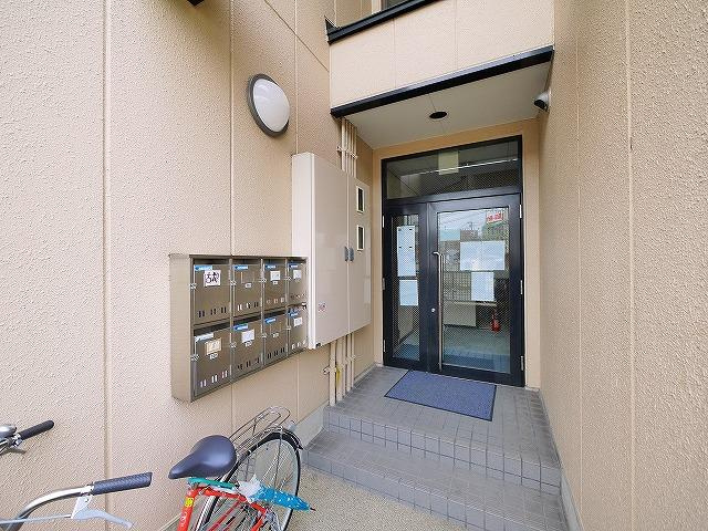 メゾンホリヤマのエントランス|毎日通るエントランスはこのようになっています