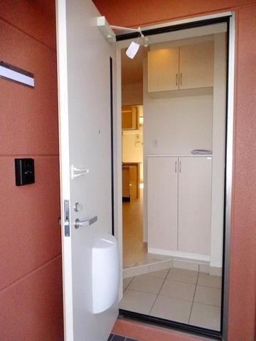 ＮＦコーポ1号館の玄関