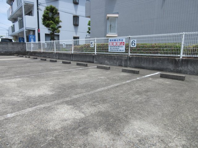 シャトラン高月の駐車場