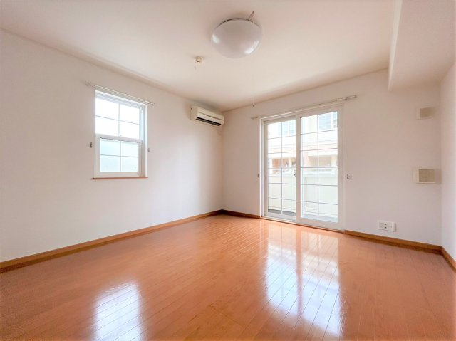 グローリーハウスの居間・リビング|※角部屋の写真です