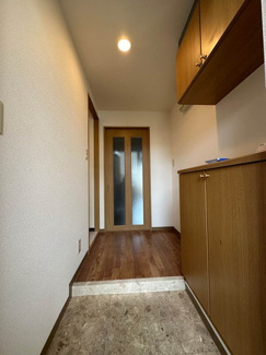 【展望】 | 玄関から室内への景観です！左手に洗面所、正面にダイニングキッチンがあります★