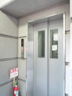 【その他共用部分】 | エレベーター付き！荷物の多い日や疲れた日でも、2階までラクラク上がれます☆