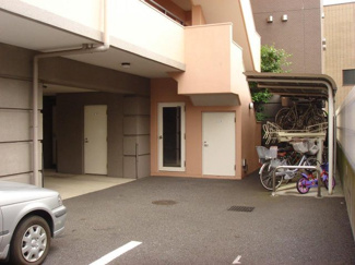 【その他共用部分】 | 屋根付きの駐輪場があるので雨が降っても安心です☆駅まで自転車もおすすめです！
