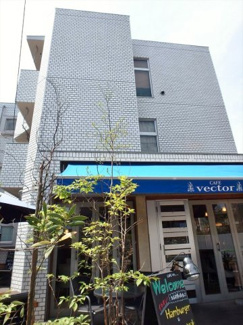 【外観】 | 1階は地元で人気のカフェです！