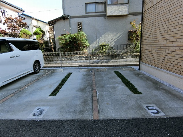 パレスセジュールAの駐車場