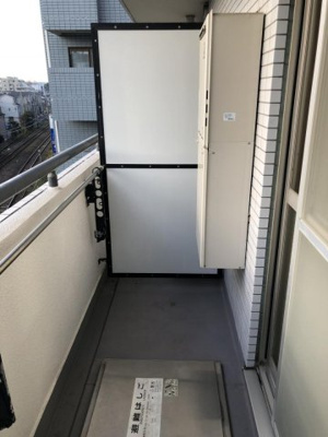 【バルコニー】 | レオドール登戸 | バルコニーは南西向きなので、お洗濯物はお昼からでも乾きそう♪お洗濯物を干したり、気分転換をするにもおすすめです☆4階からの眺めは良好ですよ☆