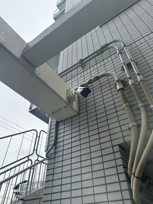 【エントランス】 | レオドール登戸 | 防犯カメラ新設しました☆夜遅くに帰宅する時も、お出かけ時でも安心ですね♪