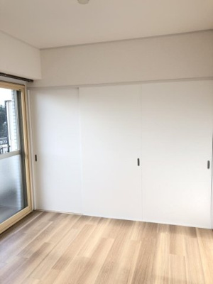 【寝室】 | レオドール登戸 | 南西向き洋室6帖☆クローゼットがあります♪お洋服がスッキリ収納できて、整理しやすくなりますね☆