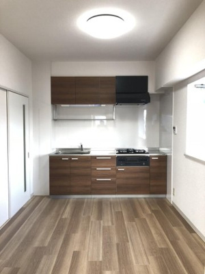 【居間・リビング】 | レオドール登戸 | ダイニングキッチン6帖☆洋室側からの眺めです♪椅子とテーブルを囲んで家族団欒の時間を過ごせます♪