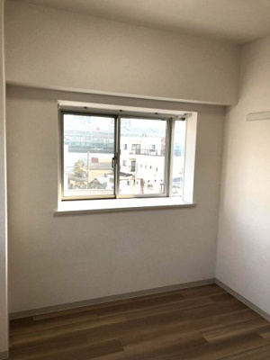 【洋室】 | レオドール登戸 | 洋室4.2帖☆玄関側にある角部屋二面採光のお部屋です！出窓には写真や小物を飾れるのでお部屋が華やぎます☆