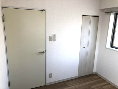 【寝室】 | レオドール登戸 | 洋室4.2帖☆子供部屋や書斎・寝室など多用途に使えそうなお部屋です♪こちらのお部屋にもクローゼットがあります♪