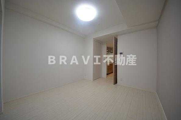 TLRレジデンス本町WESTの居間・リビング|【TLRレジデンス本町WEST】こちらのリビングで趣味の時間をお楽しみください