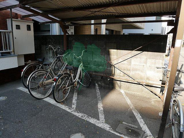 若楠マンションの駐車場|駐輪場