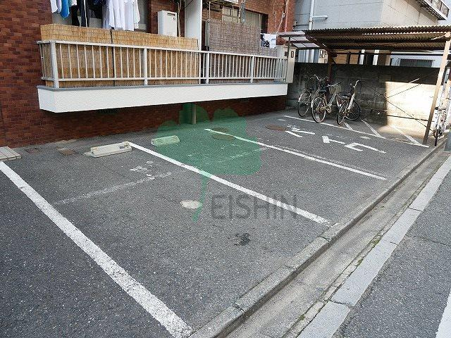 若楠マンションの駐車場