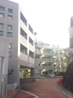 【エントランス】 | 京急本線「金沢八景」駅バス10分「下ヶ谷」停歩3分、JR根岸線「洋光台」駅バス12分「上笹下地域ケアプラザ前」停歩3分！