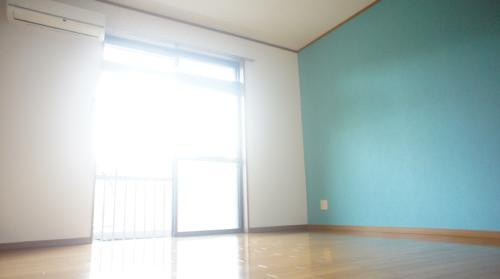 【寝室】 | ベルクレール本町 | 南向きのフローリングのお部屋です。