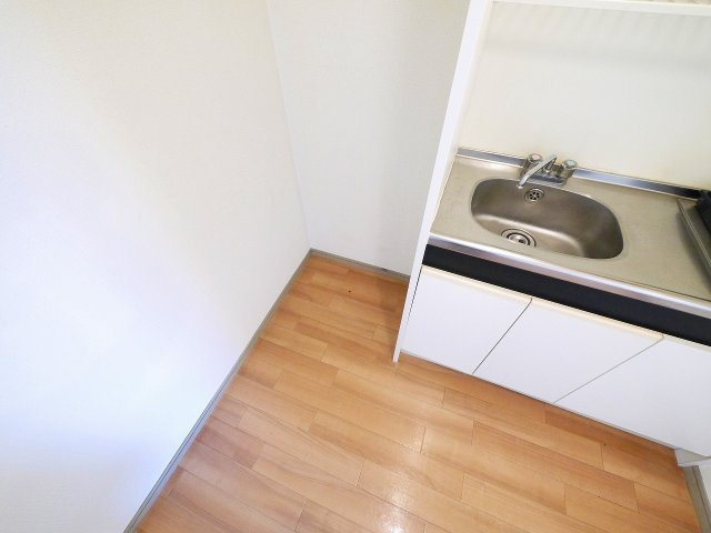 ブレスト北之庄Ⅴのキッチン|冷蔵庫置き場も確保。