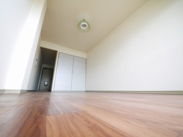 ブレスト北之庄Ⅴの寝室|明るい洋室です。