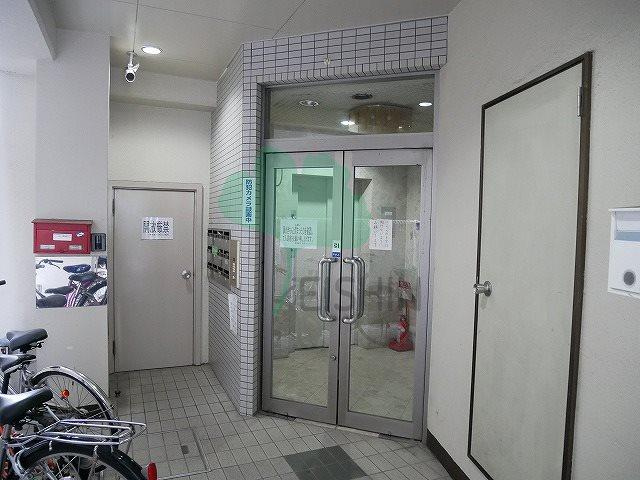 ドミール県庁前のエントランス