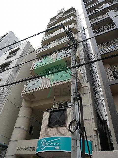 ドミール県庁前の外観