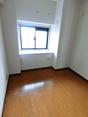 【洋室】 | リヴィエール向ヶ丘 | 洋室5.2帖☆玄関から入って右側にあるお部屋です♪子供部屋や書斎・寝室など多用途に使えそう♪