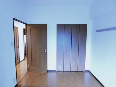 【子供部屋】 | リヴィエール向ヶ丘 | 洋室5.2帖☆こちらのお部屋にもクローゼットがあります♪お洋服の多い方もお部屋が片付いて快適に過ごせますね！