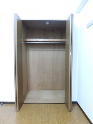 【収納】 | リヴィエール向ヶ丘 | 洋室5.2帖のお部屋にあるクローゼットです♪大切なお洋服もしわにならないようにハンガーがけができます☆