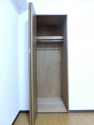 【収納】 | リヴィエール向ヶ丘 | 洋室5.6帖のお部屋にあるクローゼットです♪洋室のお部屋それぞれにクローゼットがあると便利ですね！