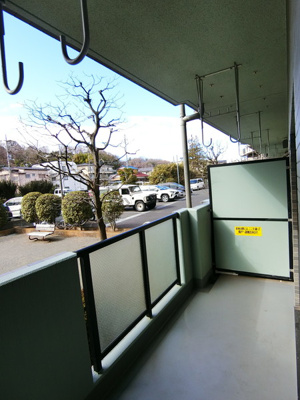 【バルコニー】 | リヴィエール向ヶ丘 | バルコニーは南西向きなので、お洗濯物はお昼からでも乾きそう♪2部屋から出入りできるのでお洗濯物の出し入れに便利☆