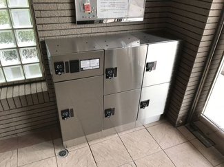 【その他共用部分】 | 共用エントランスには宅配BOXがあるので荷物の受け取りもスムーズに♪再配達を依頼する手間が省けます☆