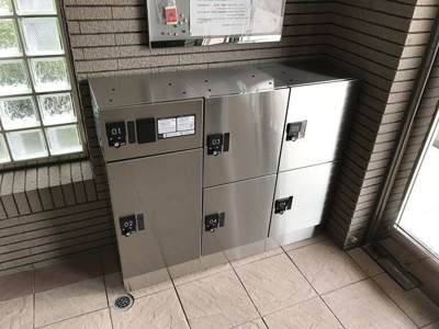 【その他共用部分】 | リヴィエール向ヶ丘 | 共用エントランスには宅配BOXがあるので荷物の受け取りもスムーズに♪再配達を依頼する手間が省けます☆