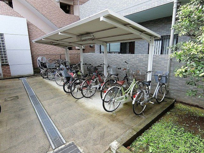 【その他共用部分】 | リヴィエール向ヶ丘 | 屋根付きの駐輪場で雨が降っても大切な自転車が濡れなくてすみますね♪駅まで自転車もおすすめです！