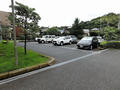 【駐車場】 | リヴィエール向ヶ丘 | いつでも目の届く敷地内に駐車場があります♪お車をお持ちのファミリーさんにオススメです☆