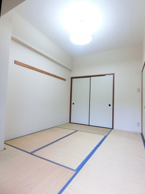 【和室】 | リヴィエール向ヶ丘 | 南西向き和室6帖☆押入れがあります♪かさばるお布団や季節のお洋服を収納するのに便利！