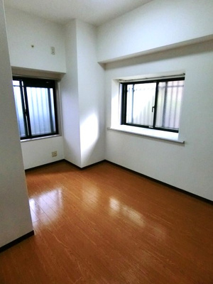 【洋室】 | リヴィエール向ヶ丘 | 洋室5.6帖☆玄関から入って左側にある角部屋二面採光のお部屋です♪出窓には小物を置いたりして楽しめます！