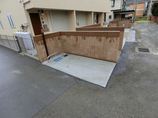 【その他共用部分】 | 敷地内にバイク置き場を完備しています！バイクをお持ちの方にオススメです♪