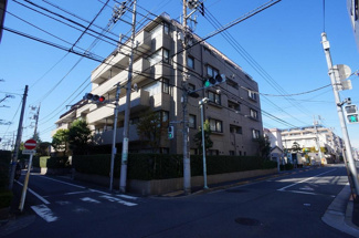 【外観】 | 小岩駅より直線道路徒歩9分、角地にたつレジデンスマンションです。