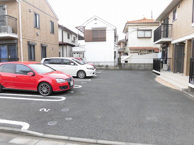 ルミエールB棟の駐車場