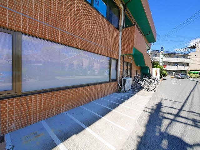 ラ・モアのその他共用部分|広々とした開放的な駐輪場です