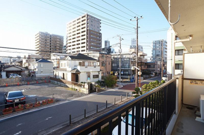 【展望】 | ファーストコーポラス | 前面は通りとなっていますが、通行量もさほど多くない道路ですので、落ち着いて生活できます。